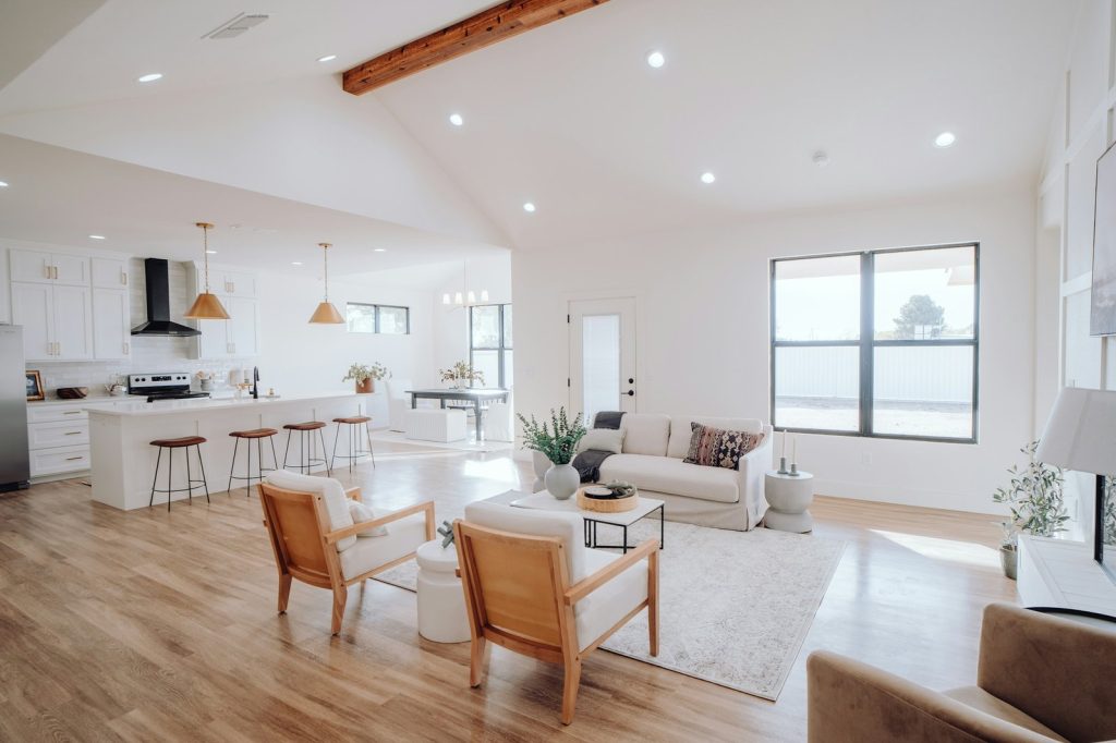 A living room filled with furniture and a kitchen